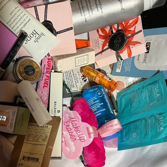 Enjoy this Mystery Box. Full of great samples and full size items. - Picture 5 of 6